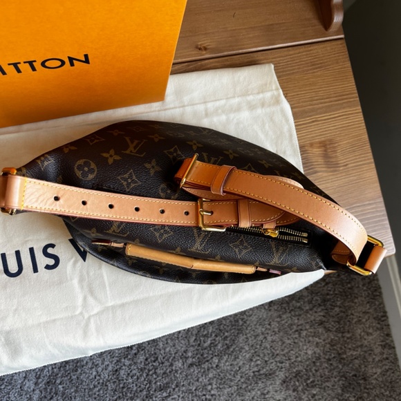 Louis Vuitton Bumbag in Monogram - Picture 8 of 10